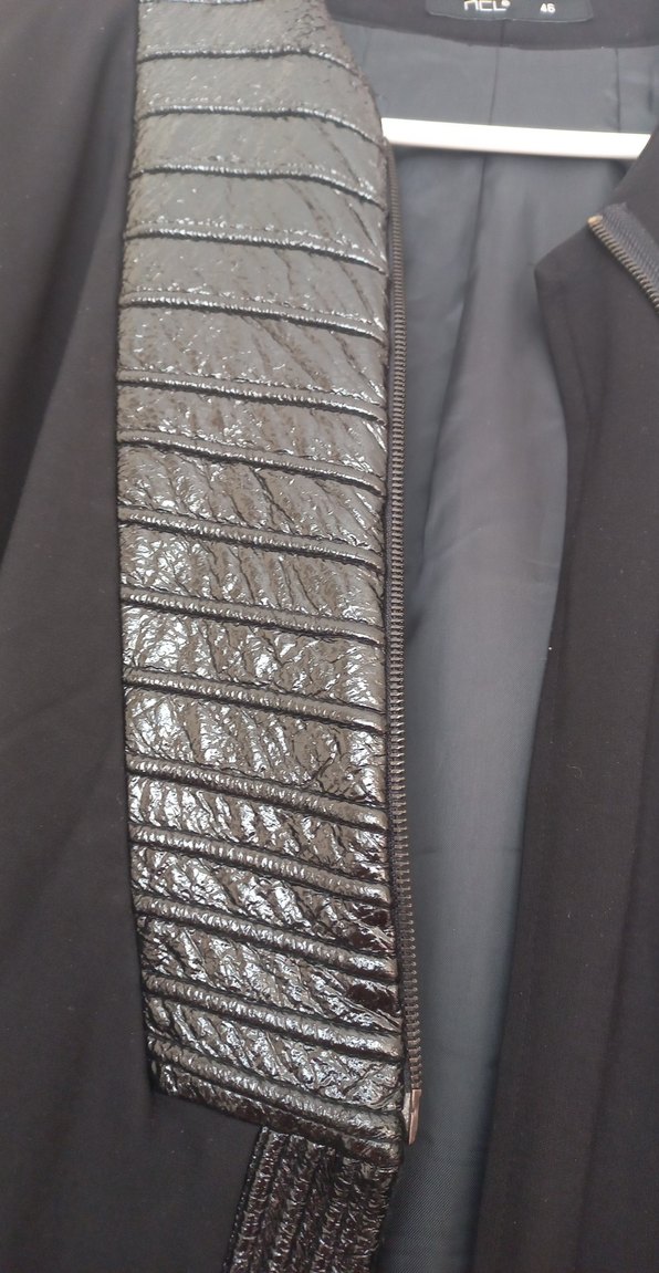 Uzun Siyah Deri Kemerli Kadın Kaban - Görsel 3