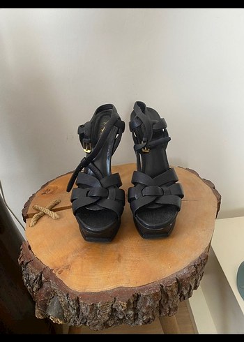 Yves Saint Laurent 39