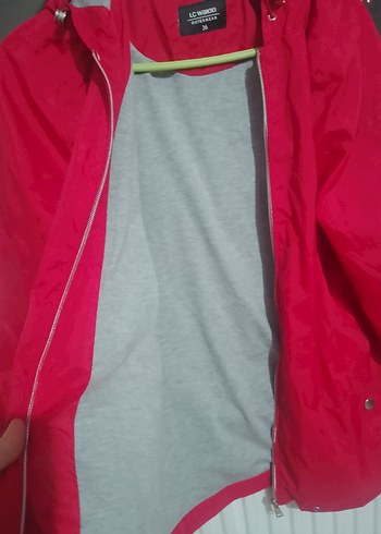 kırmızı yağmurluk ceket - Görsel 4