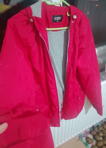 kırmızı yağmurluk ceket - Görsel 2