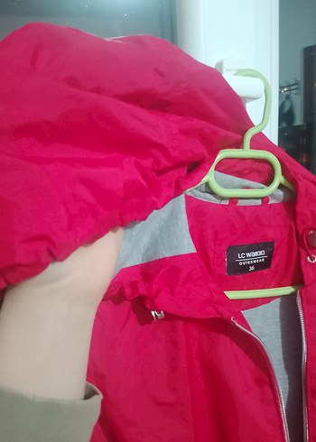 kırmızı yağmurluk ceket - Görsel 3