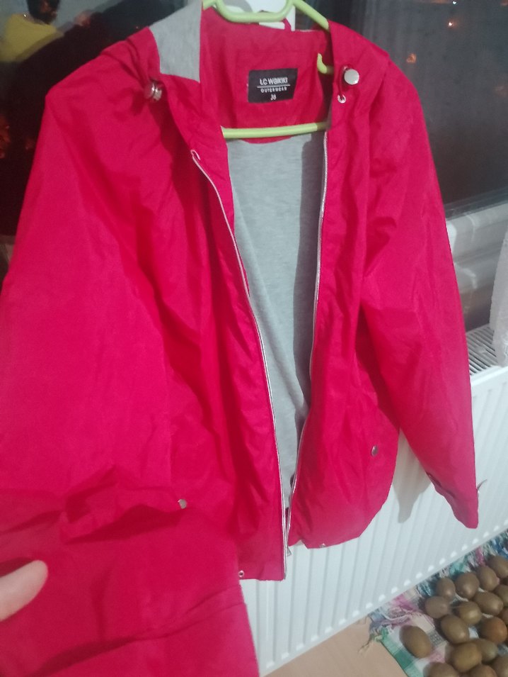 kırmızı yağmurluk ceket - Görsel 2