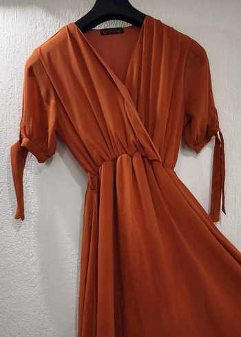 Tarçın rengi V Yakalı Uzun Saten Elbise - Görsel 4