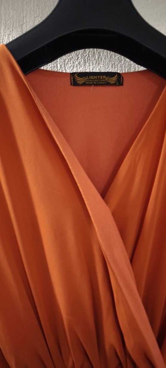 Tarçın rengi V Yakalı Uzun Saten Elbise - Görsel 2