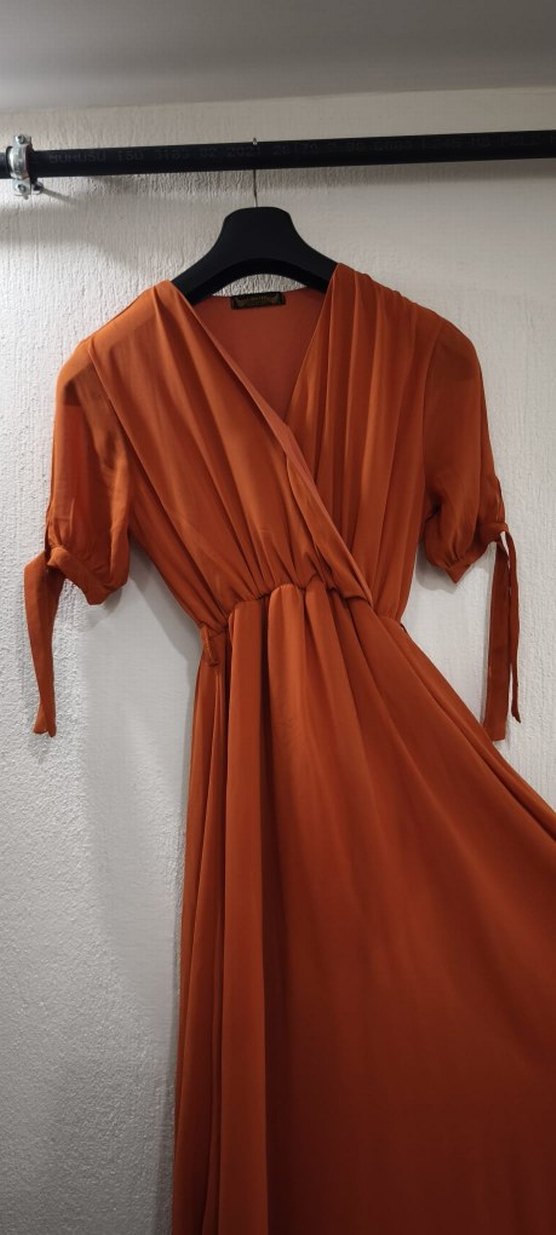 Tarçın rengi V Yakalı Uzun Saten Elbise - Görsel 4