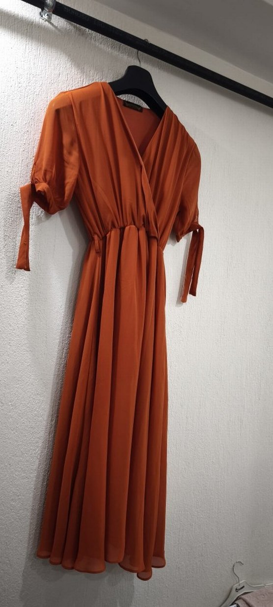 Tarçın rengi V Yakalı Uzun Saten Elbise - Görsel 5