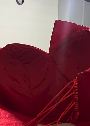 Kırmızı Parlak Uzun Drapeli Straplez Abiye - Görsel 3