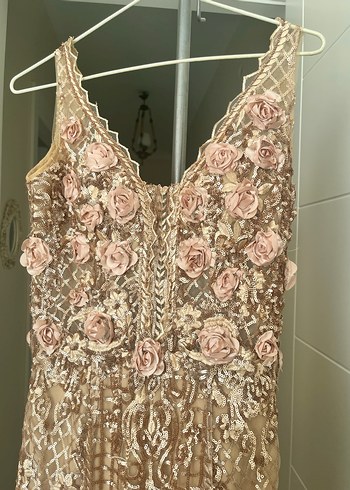 İnce Askılı, V Yakalı İşlemeli Uzun Bej Abiye - Görsel 2