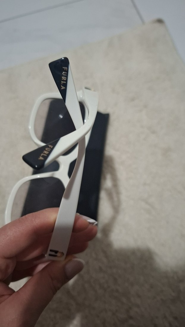 Şeffaf Gri Camlı Beyaz Kadın Güneş Gözlüğü - Görsel 2