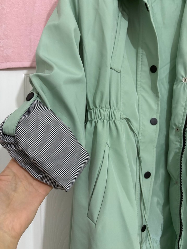 Düğmeli Uzun Yeşil Kadın Yağmurluk - Görsel 2