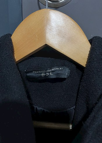 Kemerli Siyah Kapüşonlu Kaban - Görsel 3