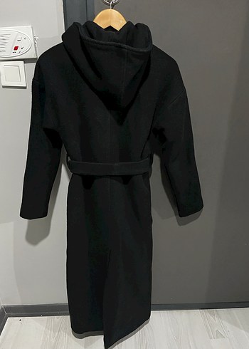 Kemerli Siyah Kapüşonlu Kaban - Görsel 2