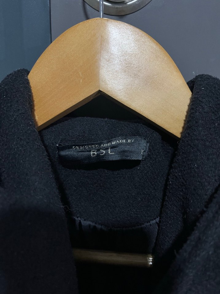 Kemerli Siyah Kapüşonlu Kaban - Görsel 3