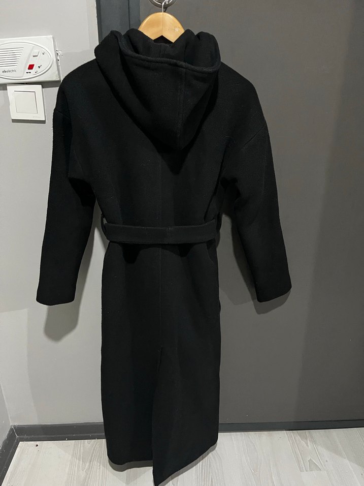 Kemerli Siyah Kapüşonlu Kaban - Görsel 2