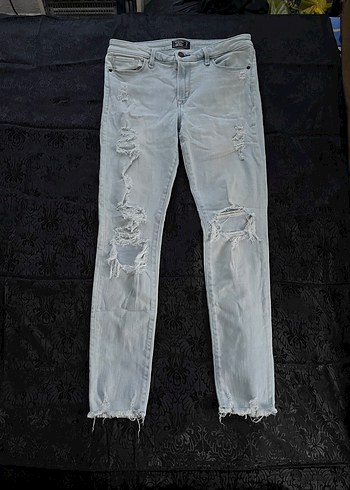 Abercrombie & Fitch 28