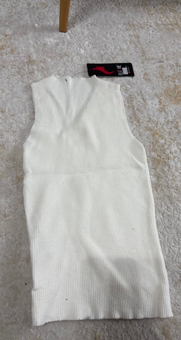 Beyaz V Yaka Kolsuz Triko Atlet - Görsel 2