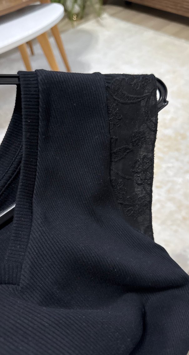 Siyah Kadın Kolsuz V Yaka bluz - Görsel 4