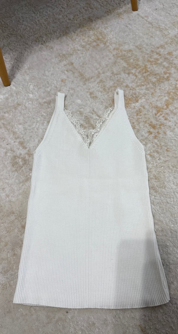 Dantel Detaylı Beyaz V Yakalı Triko Atlet - Görsel 2