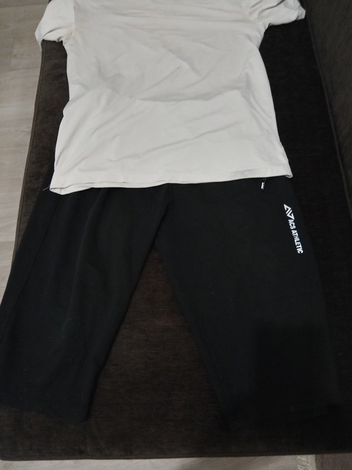 Erkek Rahat Kesim Beyaz Tişört ve Siyah Eşofman Takımı - Görsel 3