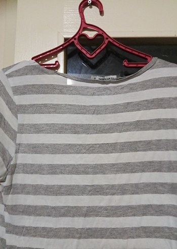 Gri Çizgili Kadın V Yaka Tişört - Görsel 3