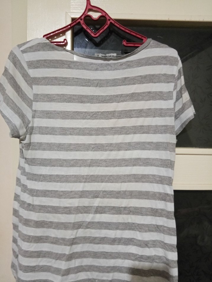 Gri Çizgili Kadın V Yaka Tişört - Görsel 2