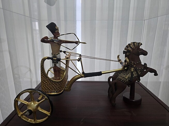 Kral Tutankhamun savaş arabası dekoratif obje
