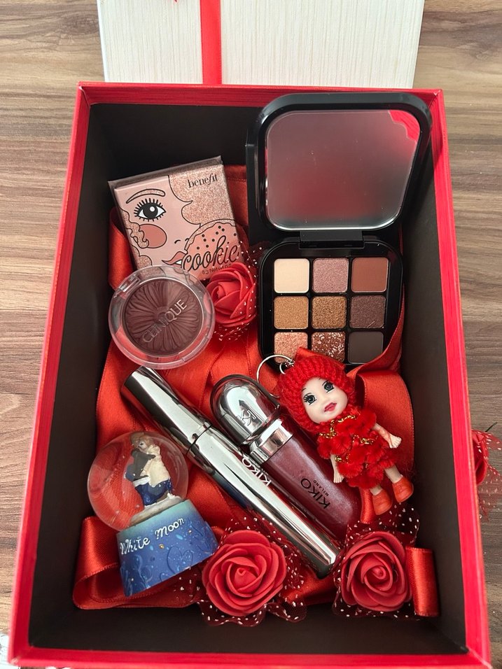 Kırmızı Makyaj Seti ve Aksesuarlar - Görsel 2