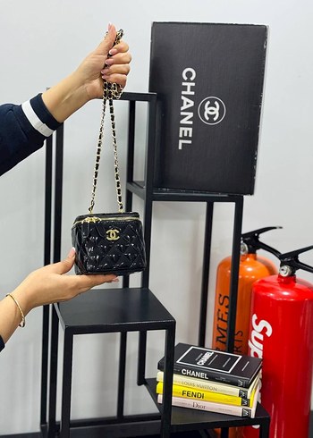 Altın Renk Zincir Detaylı Deri Çanta - Görsel 3