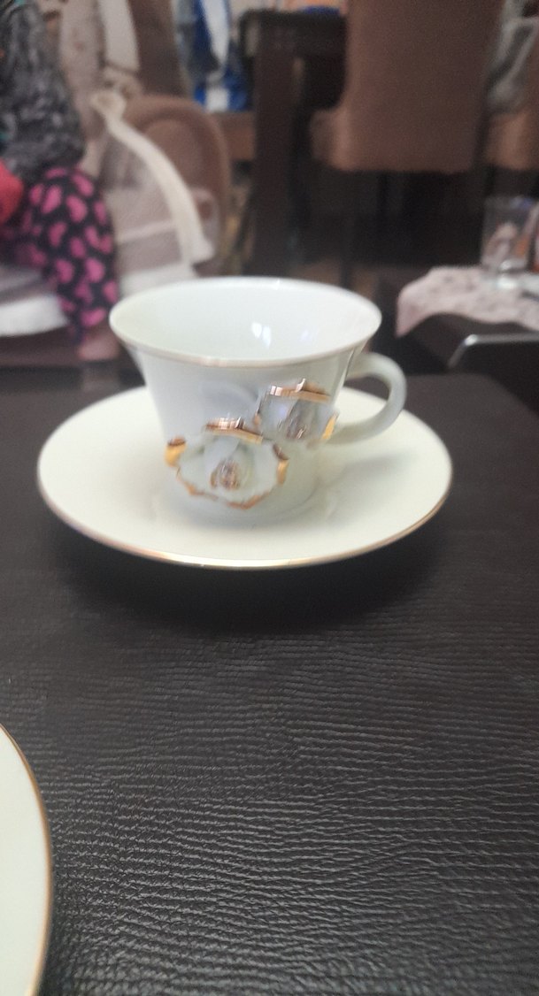 Beyaz Çiçek Detaylı Porselen Fincan ve Tabağı - Görsel 3