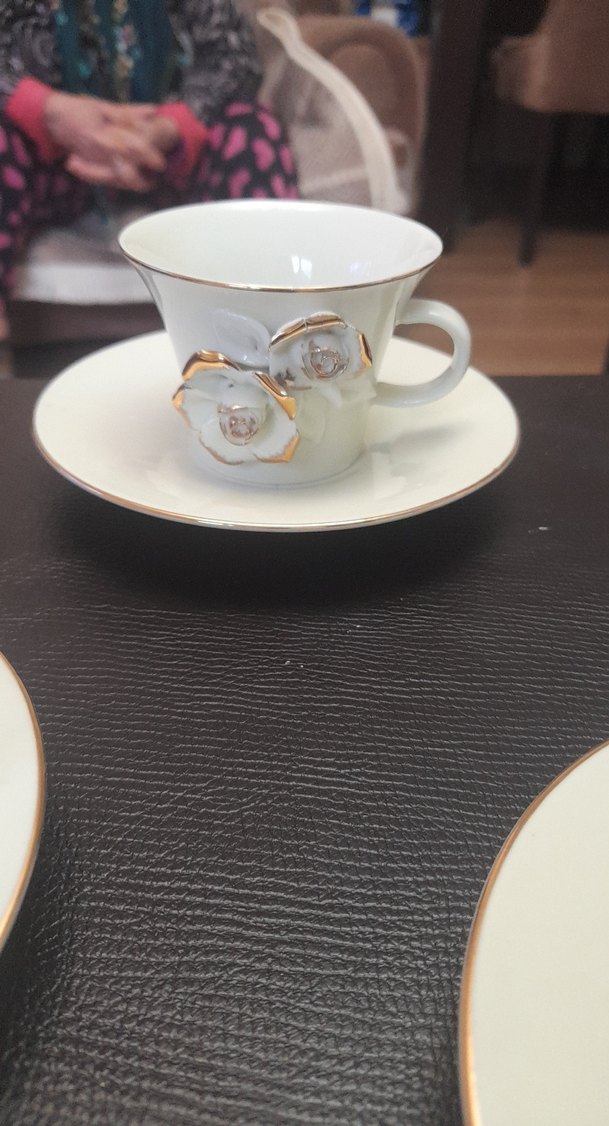 Beyaz Çiçek Detaylı Porselen Fincan ve Tabağı - Görsel 4