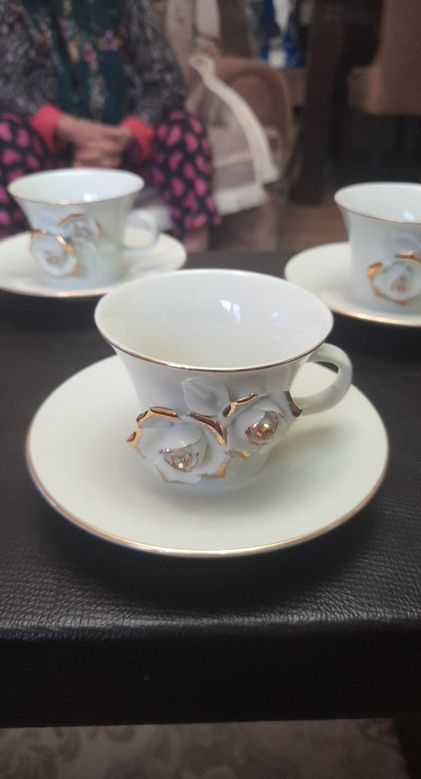 Beyaz Çiçek Detaylı Porselen Fincan ve Tabağı - Görsel 2