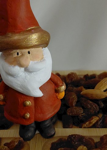 Kahverengi Ahşap Kuruyemiş Tabağı ve Noel Baba Figürü - Görsel 2