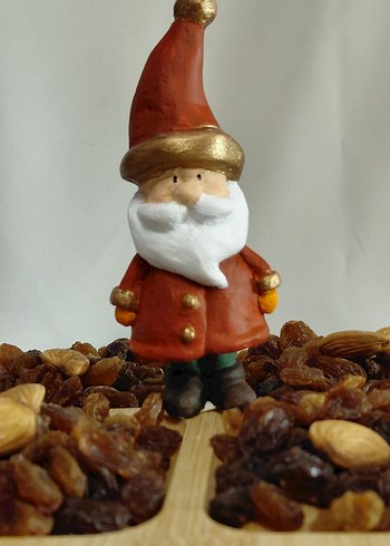 Kahverengi Ahşap Kuruyemiş Tabağı ve Noel Baba Figürü - Görsel 3