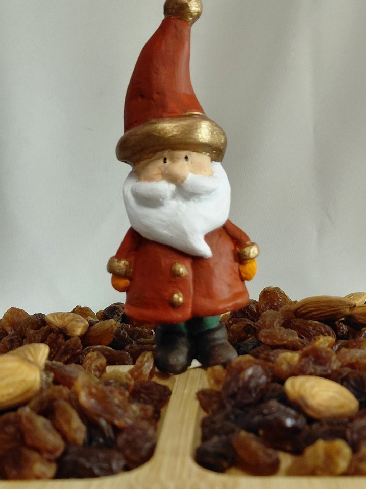 Kahverengi Ahşap Kuruyemiş Tabağı ve Noel Baba Figürü - Görsel 3