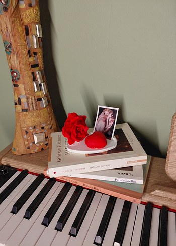 Kırmızı Gül Figürin ve Kitap Tutucu - Görsel 2