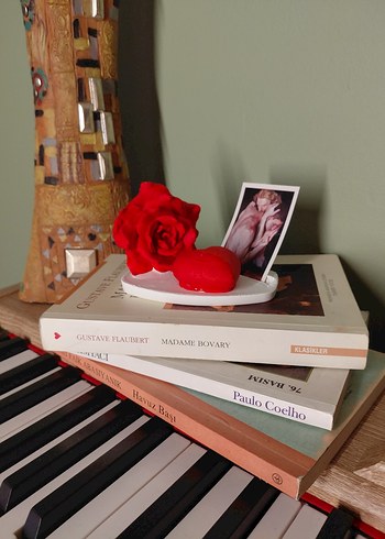 Kırmızı Gül Figürin ve Kitap Tutucu - Görsel 3