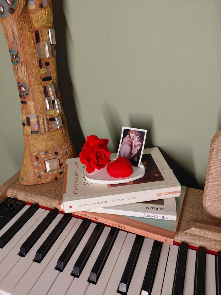 Kırmızı Gül Figürin ve Kitap Tutucu - Görsel 2