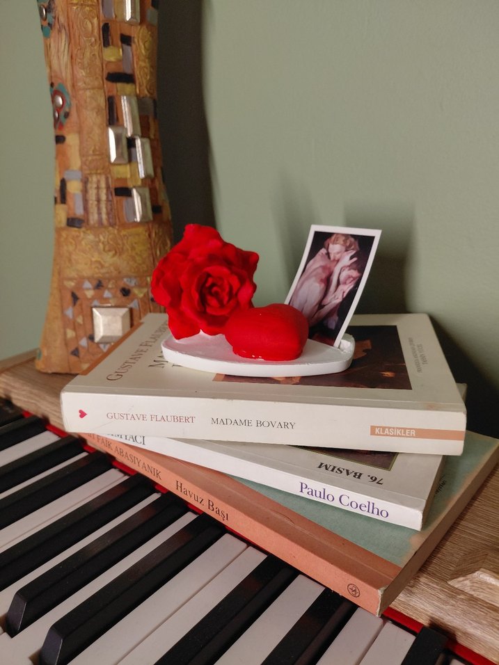 Kırmızı Gül Figürin ve Kitap Tutucu - Görsel 3