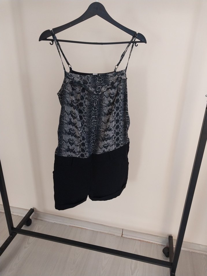 Kemer Detaylı Siyah Mini Şort - Görsel 2