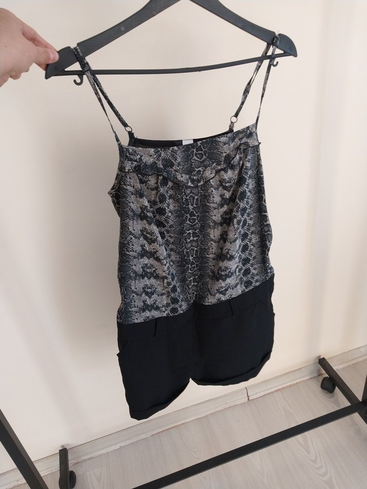 Kemer Detaylı Siyah Mini Şort - Görsel 3