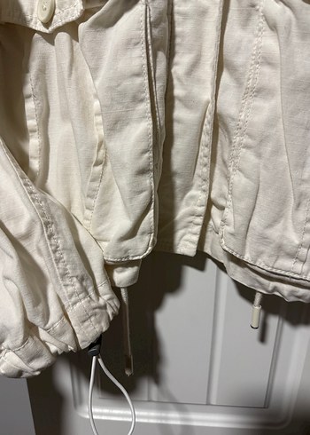 BERSHKA BEYAZ KETEN KAPŞONLU KADIN CROP CEKET - Görsel 4