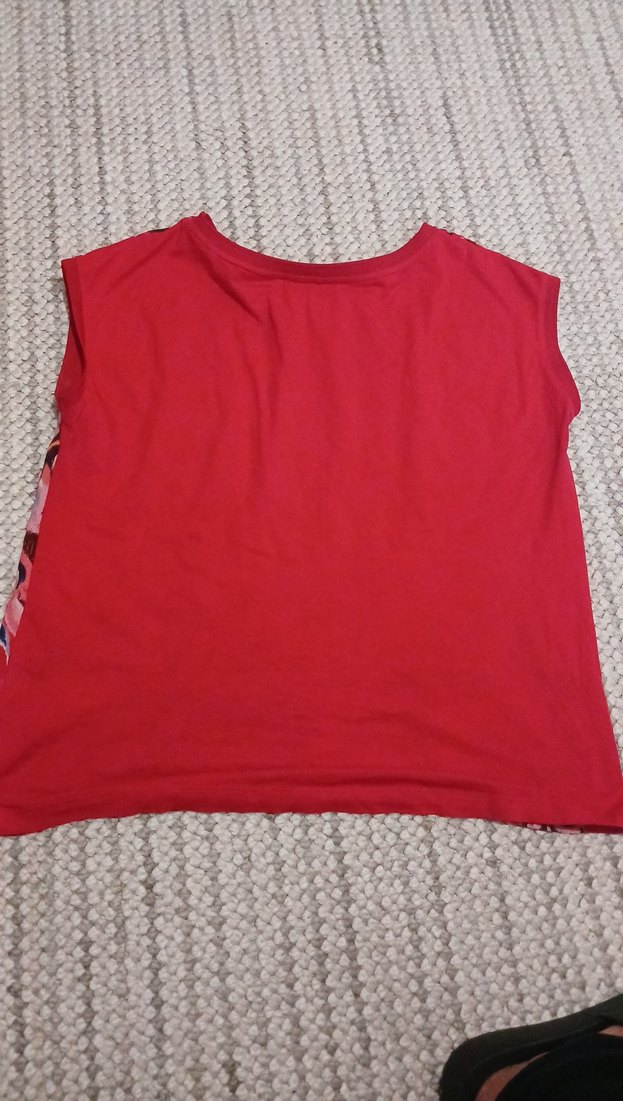 Ön kısmı renkli, arka kısmı düz kırmızı Kolsuz Bluz - Görsel 2