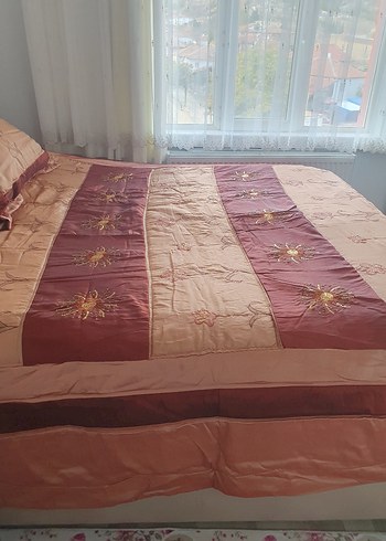 Bordo Nakışlı Parlak Yatak Örtüsü - Görsel 3