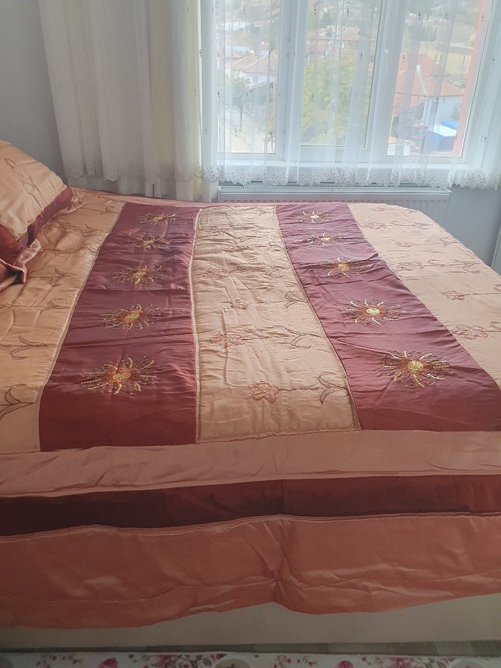 Bordo Nakışlı Parlak Yatak Örtüsü - Görsel 3