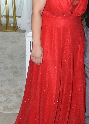 Kırmızı Nakışlı Uzun V Yaka Abiye Elbise - Görsel 3