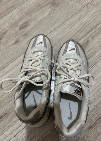 Beyaz Nike Kadın Spor Ayakkabı