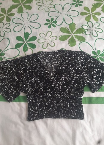V Yaka Siyah Batik Desenli Kadın Bluz