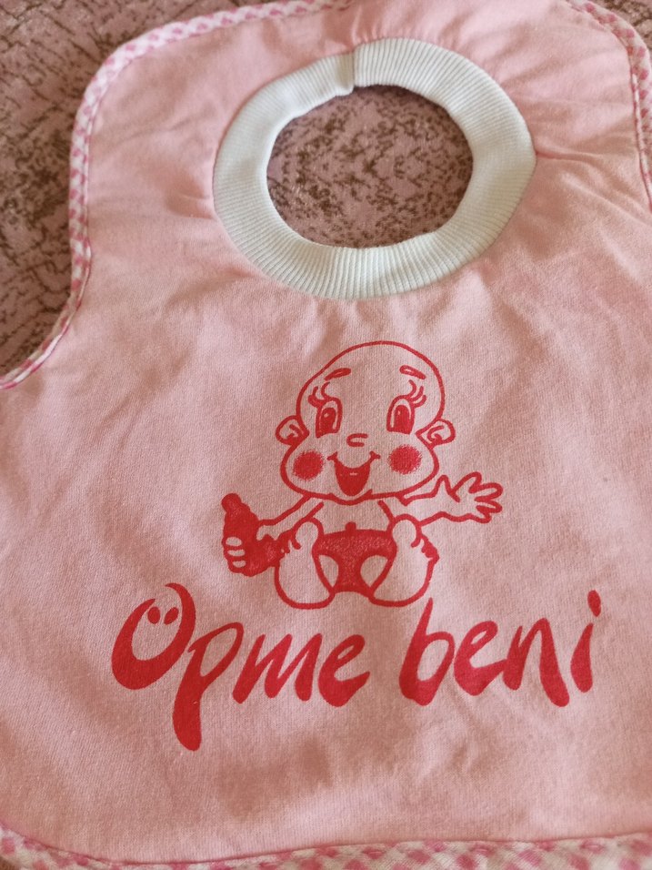 Pembe Baskılı Bebek Önlüğü - Görsel 2