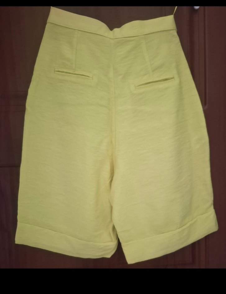 Sarı Kemerli Kadın Bermuda Şort - Görsel 3