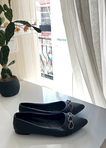 40 Beden Klasik Siyah Stiletto Tokalı Kadın Babet